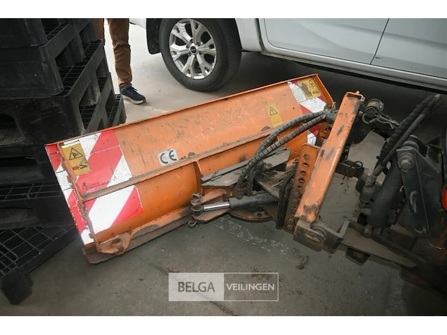 Kubota tractor met schaaf en strooier - afbeelding 16 van  22