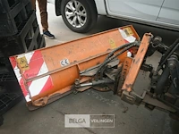 Kubota tractor met schaaf en strooier - afbeelding 16 van  22
