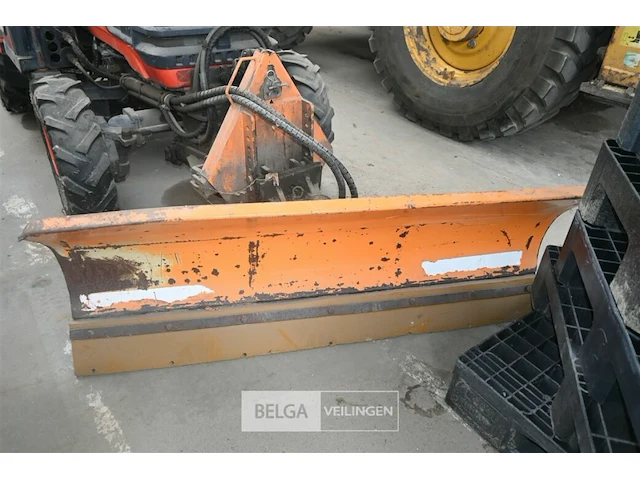 Kubota tractor met schaaf en strooier - afbeelding 17 van  22