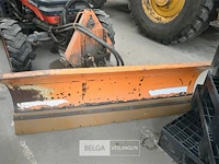 Kubota tractor met schaaf en strooier - afbeelding 17 van  22