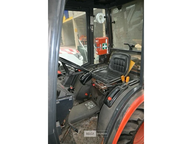 Kubota tractor met schaaf en strooier - afbeelding 19 van  22