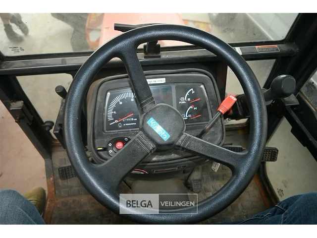 Kubota tractor met schaaf en strooier - afbeelding 20 van  22