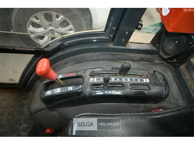 Kubota tractor met schaaf en strooier - afbeelding 22 van  22