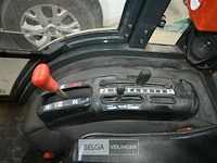 Kubota tractor met schaaf en strooier - afbeelding 22 van  22