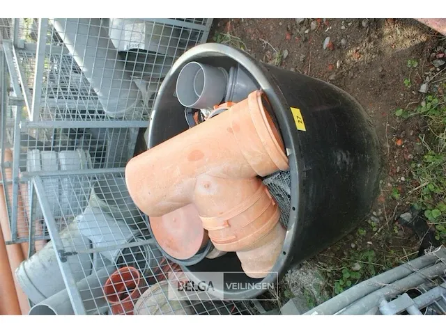 Kuip met pvc hulpstukken - afbeelding 1 van  5