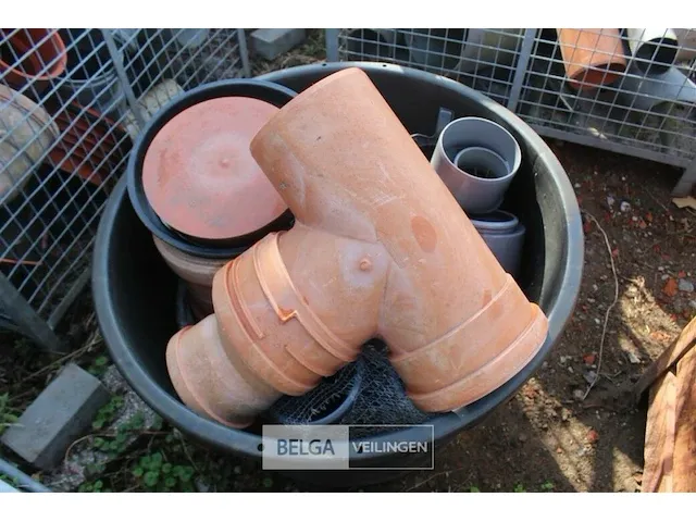 Kuip met pvc hulpstukken - afbeelding 2 van  5