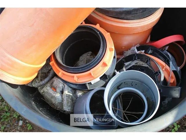 Kuip met pvc hulpstukken - afbeelding 3 van  5