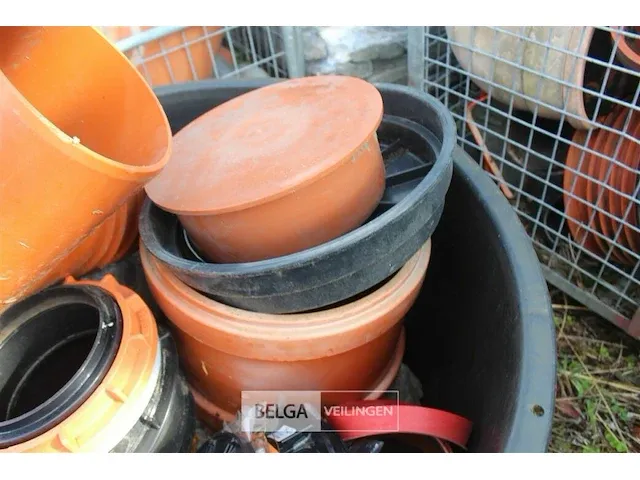 Kuip met pvc hulpstukken - afbeelding 4 van  5