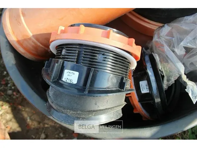 Kuip met pvc hulpstukken - afbeelding 5 van  5