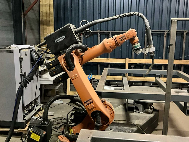 Kuka - 2007 - kr 6 arc - lasrobot + lasapparaat fronius transpuls synergic 3200 + 2 draaitafels - afbeelding 1 van  35