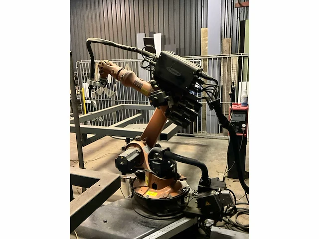 Kuka - 2007 - kr 6 arc - lasrobot + lasapparaat fronius transpuls synergic 3200 + 2 draaitafels - afbeelding 30 van  35
