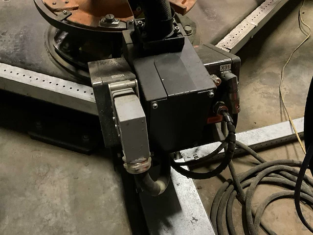 Kuka - 2007 - kr 6 arc - lasrobot + lasapparaat fronius transpuls synergic 3200 + 2 draaitafels - afbeelding 32 van  35