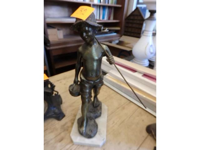 Kunstbrons visser, hoogte 32cm - afbeelding 1 van  2