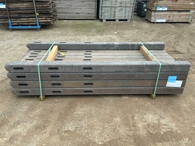 Kunstof 12x12 2m40 tuinpalen (26x) - afbeelding 1 van  4