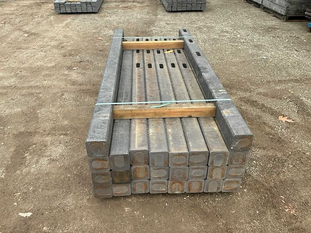 Kunstof 12x12 2m40 tuinpalen (26x) - afbeelding 2 van  4