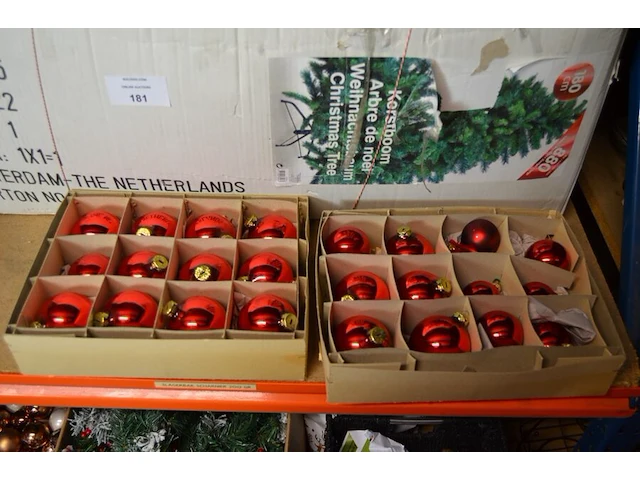 Kunstof kerstboom 180cm, 24 rode kerstballen, 2 sets kerstlampjes, kerststal, 2 windlichten wit, 2 kerstmanpoppen - afbeelding 2 van  10