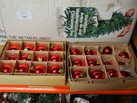 Kunstof kerstboom 180cm, 24 rode kerstballen, 2 sets kerstlampjes, kerststal, 2 windlichten wit, 2 kerstmanpoppen - afbeelding 2 van  10