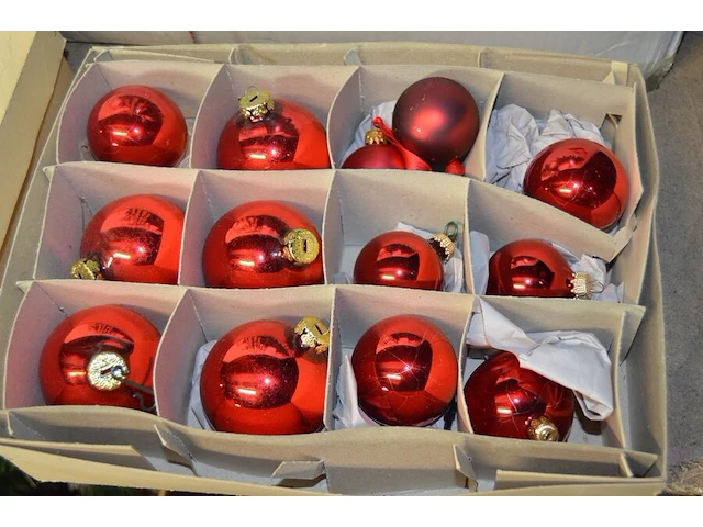 Kunstof kerstboom 180cm, 24 rode kerstballen, 2 sets kerstlampjes, kerststal, 2 windlichten wit, 2 kerstmanpoppen - afbeelding 3 van  10