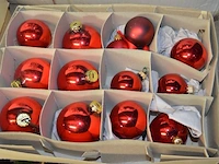Kunstof kerstboom 180cm, 24 rode kerstballen, 2 sets kerstlampjes, kerststal, 2 windlichten wit, 2 kerstmanpoppen - afbeelding 3 van  10