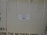 Kunstof kerstboom 180cm, 24 rode kerstballen, 2 sets kerstlampjes, kerststal, 2 windlichten wit, 2 kerstmanpoppen - afbeelding 4 van  10