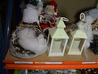 Kunstof kerstboom 180cm, 24 rode kerstballen, 2 sets kerstlampjes, kerststal, 2 windlichten wit, 2 kerstmanpoppen - afbeelding 5 van  10