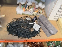Kunstof kerstboom 180cm, 24 rode kerstballen, 2 sets kerstlampjes, kerststal, 2 windlichten wit, 2 kerstmanpoppen - afbeelding 7 van  10