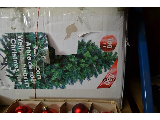 Kunstof kerstboom 180cm, 24 rode kerstballen, 2 sets kerstlampjes, kerststal, 2 windlichten wit, 2 kerstmanpoppen - afbeelding 10 van  10