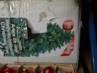 Kunstof kerstboom 180cm, 24 rode kerstballen, 2 sets kerstlampjes, kerststal, 2 windlichten wit, 2 kerstmanpoppen - afbeelding 10 van  10