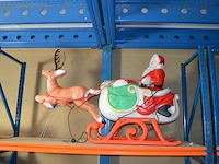 Kunstof kerstman in slee afm. 1,50m