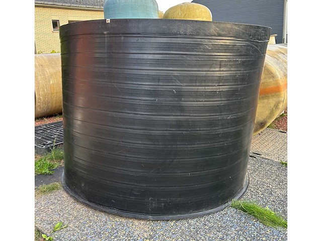 Kunststof 4000 liter tank, gebruikt voor opslag regenwater. - afbeelding 1 van  4