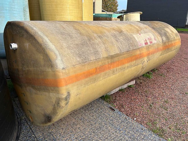 Kunststof 5000 liter tank, gebruikt als watertank voor opslag regenwater. - afbeelding 2 van  9