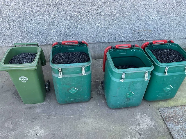 Kunststof afvalcontainer gevuld met steenkool 4 stuks - afbeelding 3 van  10