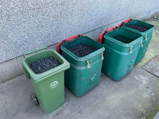 Kunststof afvalcontainer gevuld met steenkool 4 stuks - afbeelding 4 van  10
