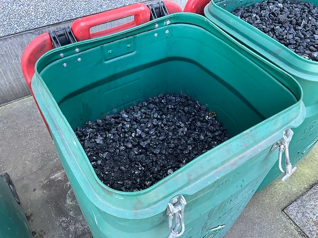 Kunststof afvalcontainer gevuld met steenkool 4 stuks - afbeelding 8 van  10
