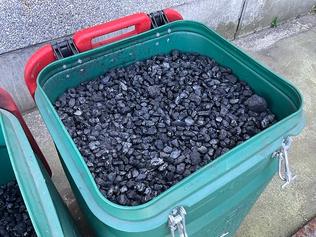 Kunststof afvalcontainer gevuld met steenkool 4 stuks - afbeelding 9 van  10