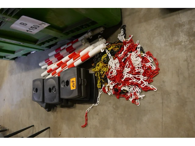 Kunststof afzetpaaltjes met ketting - afbeelding 1 van  4