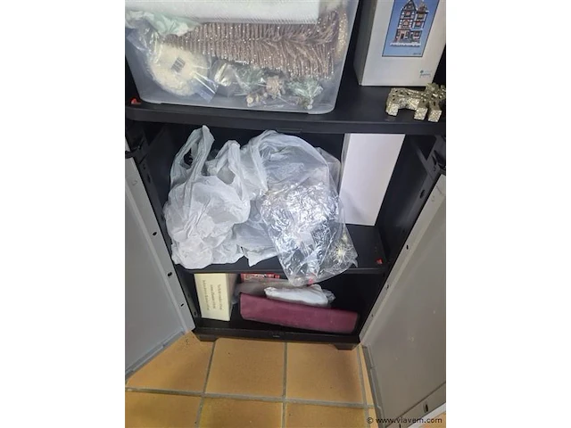 Kunststof kast met inhoud (kerstgerief) - afbeelding 3 van  4