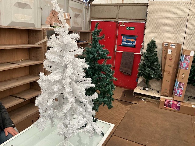 Kunststof kerstboom. (2x) - afbeelding 1 van  1