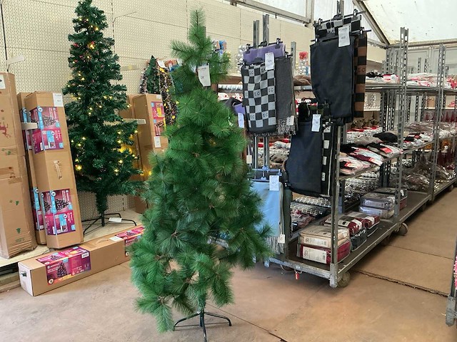 Kunststof kerstboom. - afbeelding 1 van  2