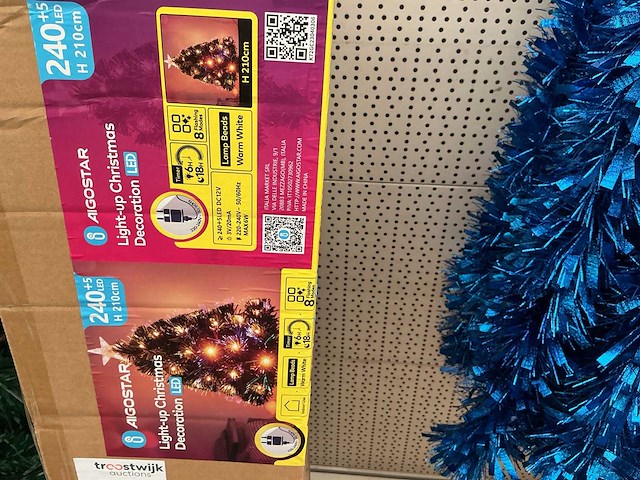 Kunststof kerstboom. - afbeelding 1 van  3