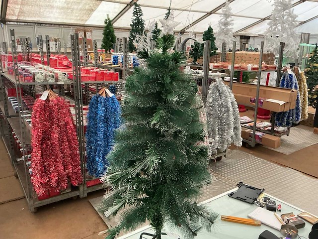 Kunststof kerstboom. - afbeelding 1 van  2