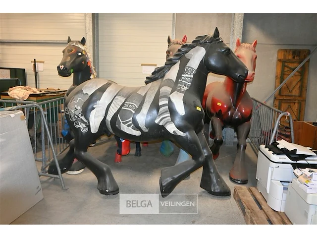 Kunststof paard - afbeelding 1 van  6