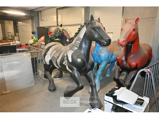 Kunststof paard - afbeelding 2 van  6