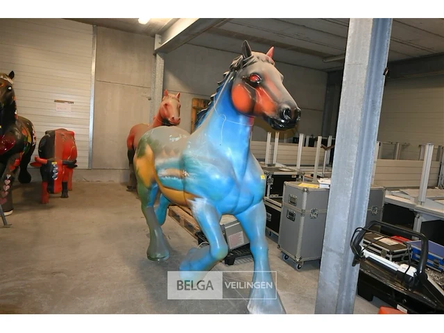 Kunststof paard - afbeelding 1 van  7
