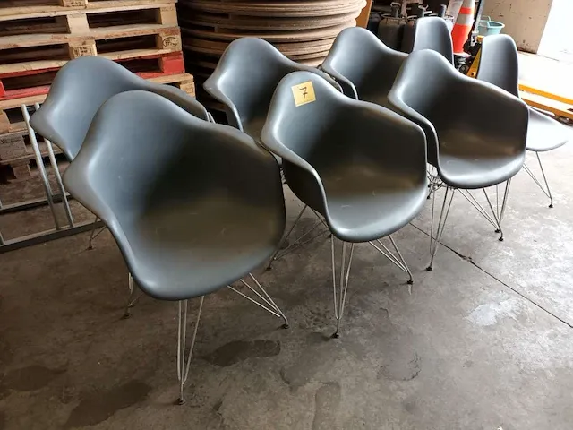 Kunststof stoelen. 8 stuks - afbeelding 2 van  5