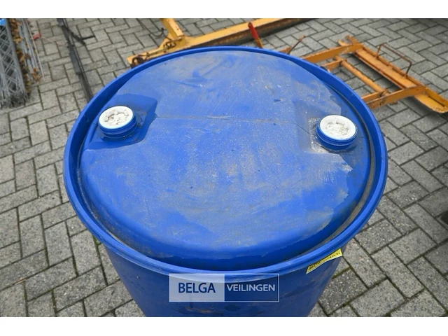 Kunststof vat met "ad blue" - afbeelding 2 van  3