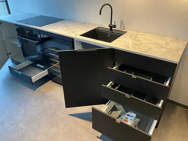 Kvik bordo black showroom co22-0432 keukenopstelling - afbeelding 3 van  14
