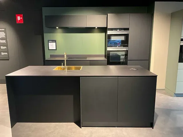 Kvik prato black showroom co17-0018 keukenopstelling - afbeelding 1 van  17