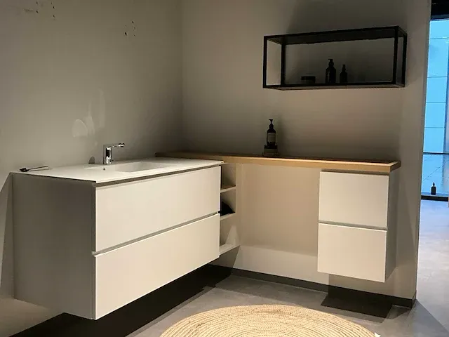 Kvik showroom mano white hangkast in l-vorm badkamermeubel - afbeelding 1 van  4