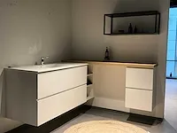Kvik showroom mano white hangkast in l-vorm badkamermeubel - afbeelding 1 van  4